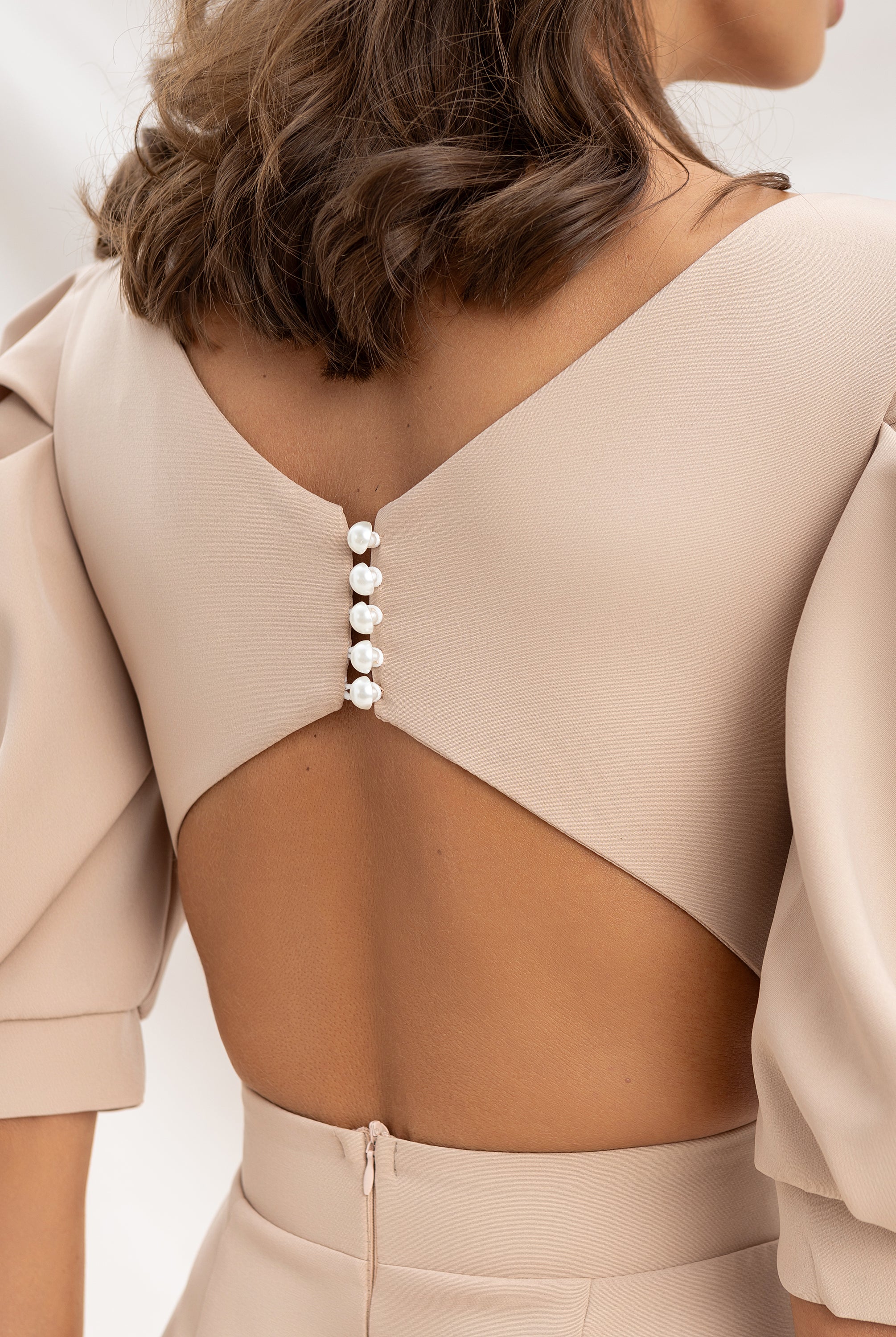 Beige Backless Puff-Sleeve Mini Dress - close-up detail | ELAGIA