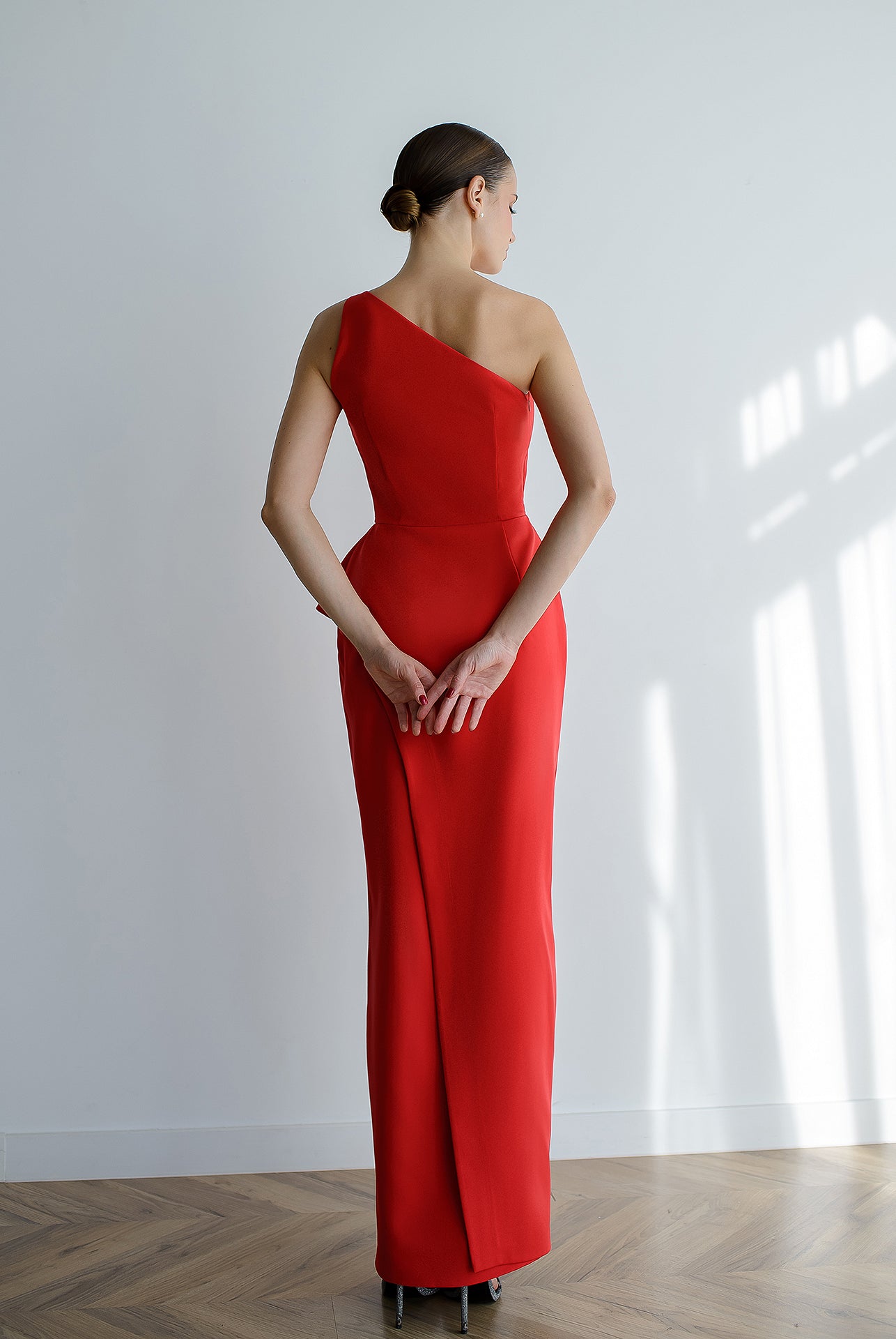 Red Asymmetric Sleeveless Maxi Dress - close-up detail | ELAGIA