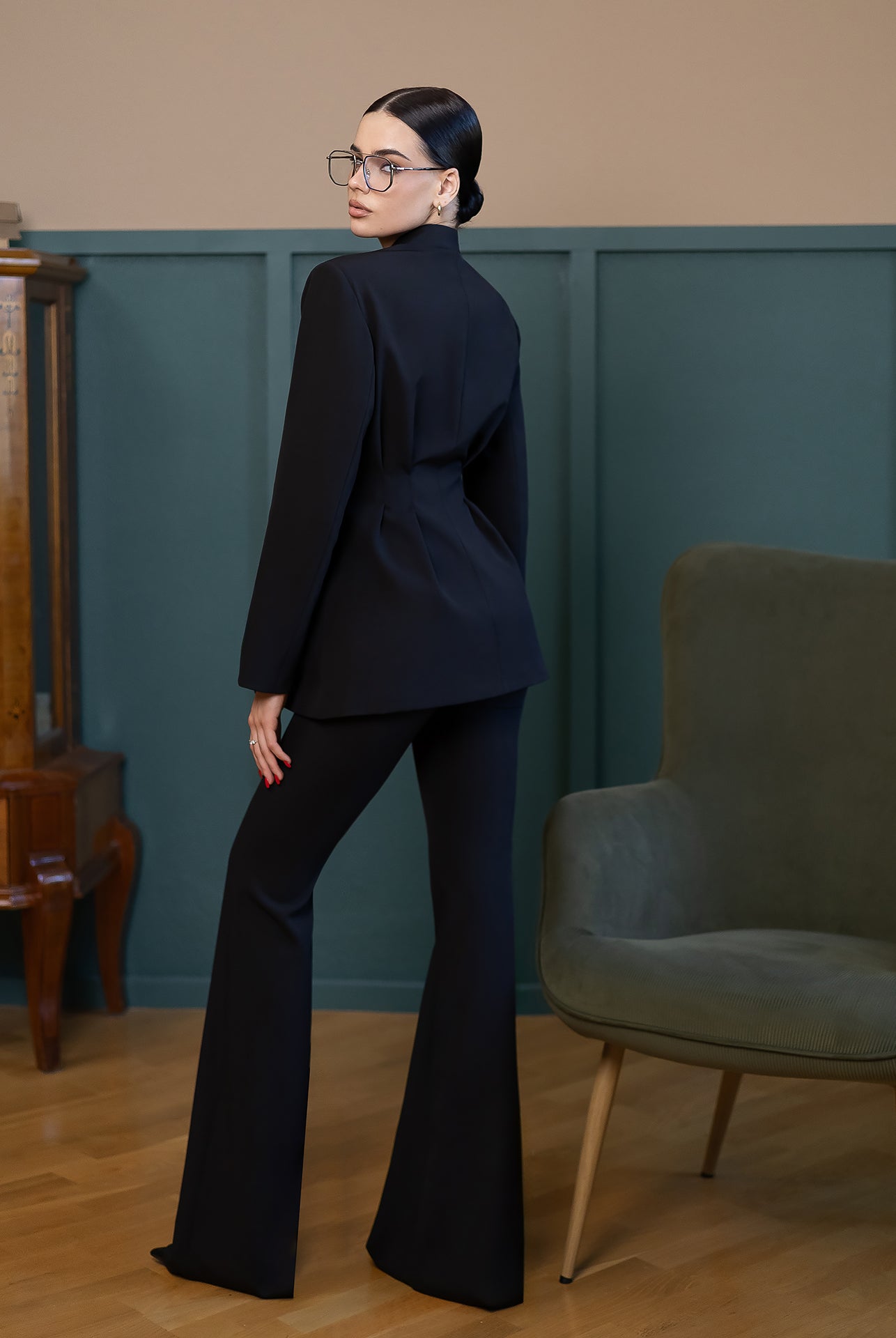 Serena Black Single-Breasted Sculpted-Waist Suit 2-Piece - side view | ELAGIA