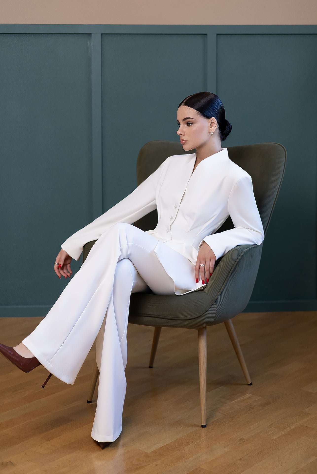 Serena White Single-Breasted Sculpted-Waist Suit 2-Piece - close-up detail | ELAGIA
