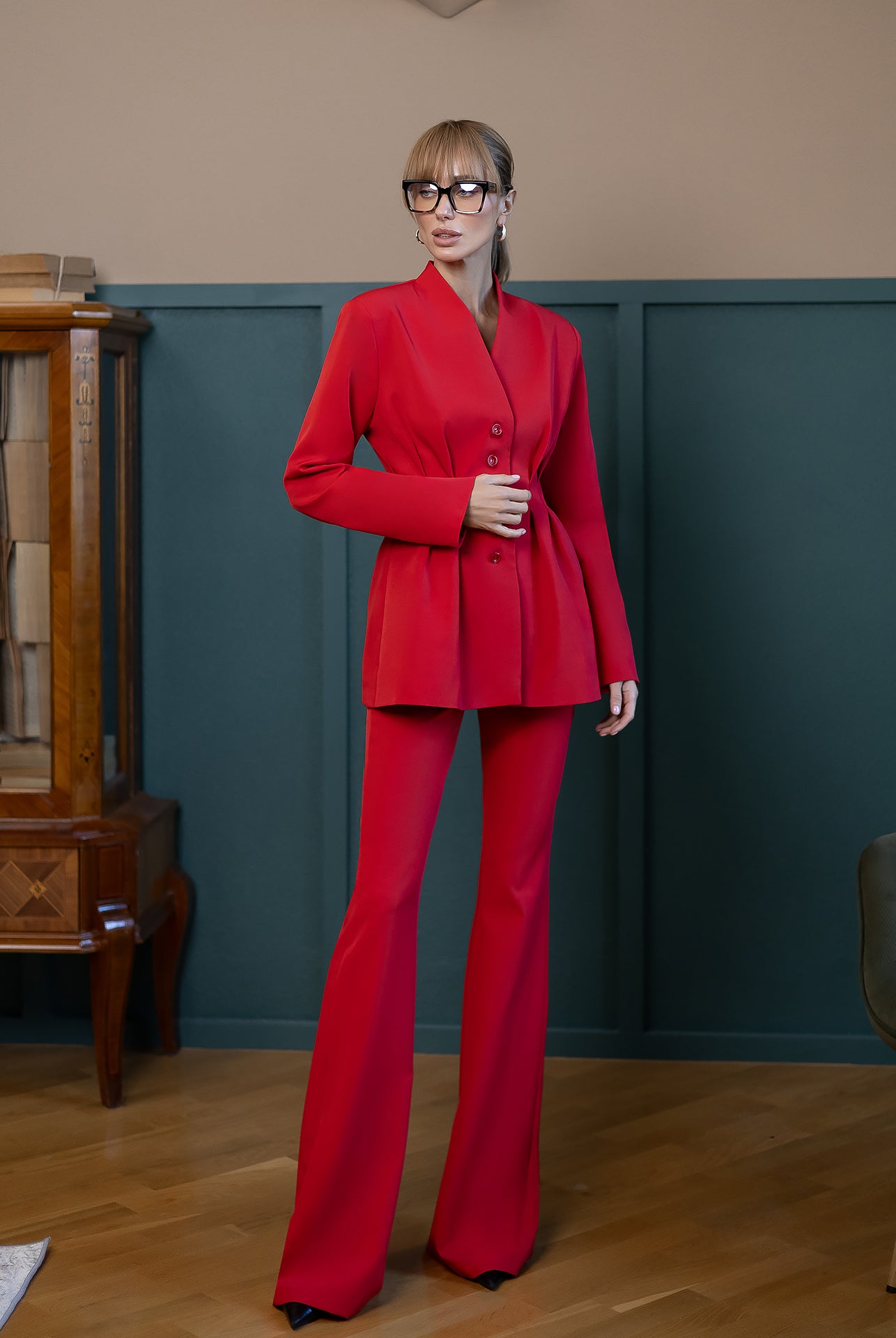 Serena Red Single-Breasted Sculpted-Waist Suit 2-Piece - close-up detail | ELAGIA