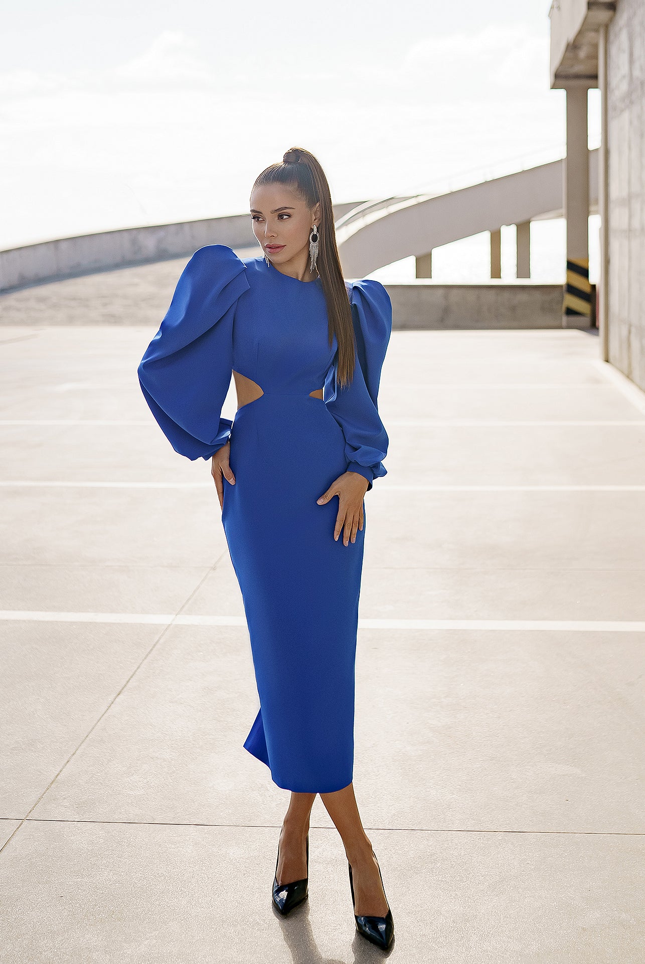 ELAGIA blue backless cut-out puff-sleeve midi dress close-up of puff sleeves - 3 piece women's suit alternative