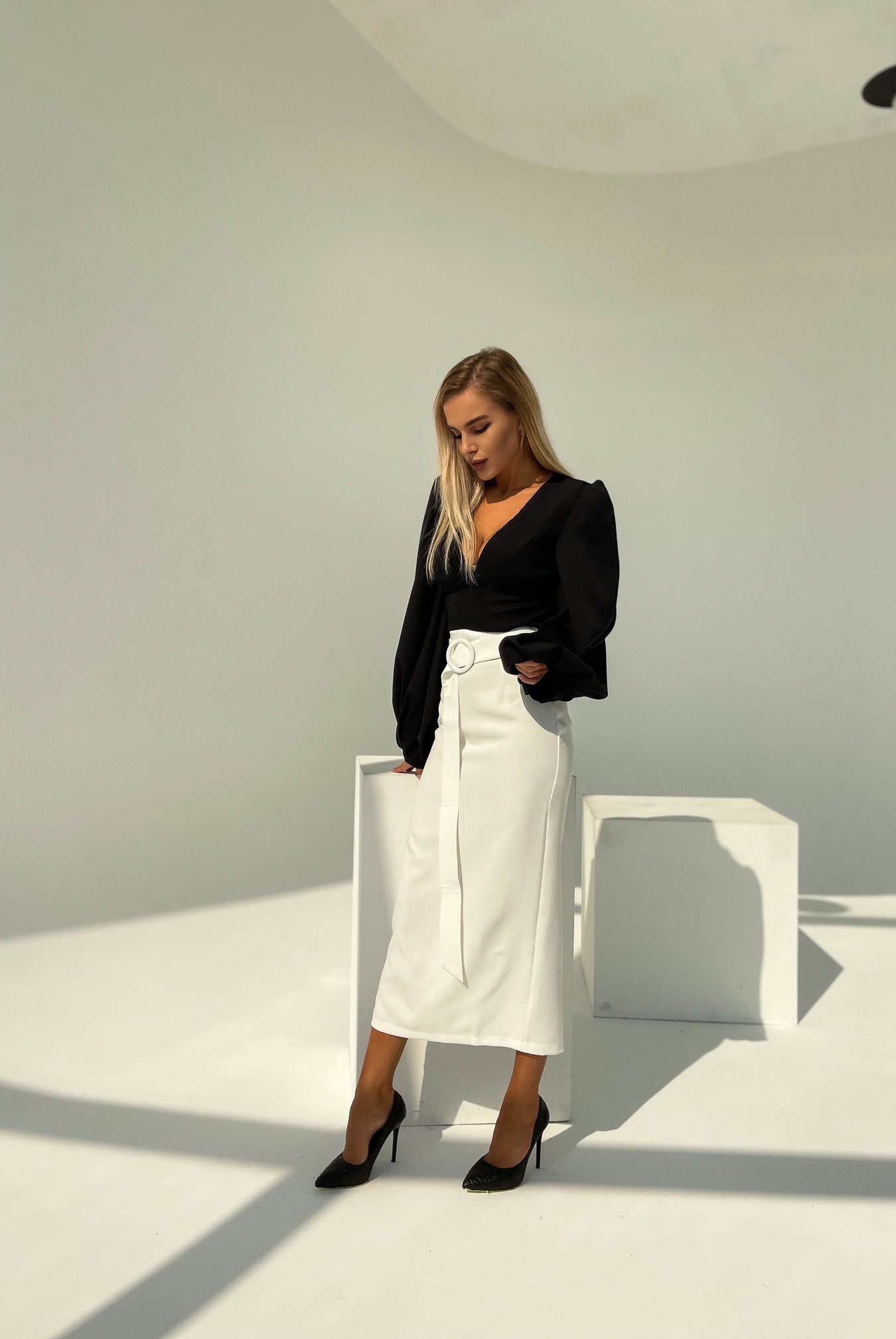 ELAGIA white high waist pencil skirt detail shot of waistband and zipper closure - white suit for women