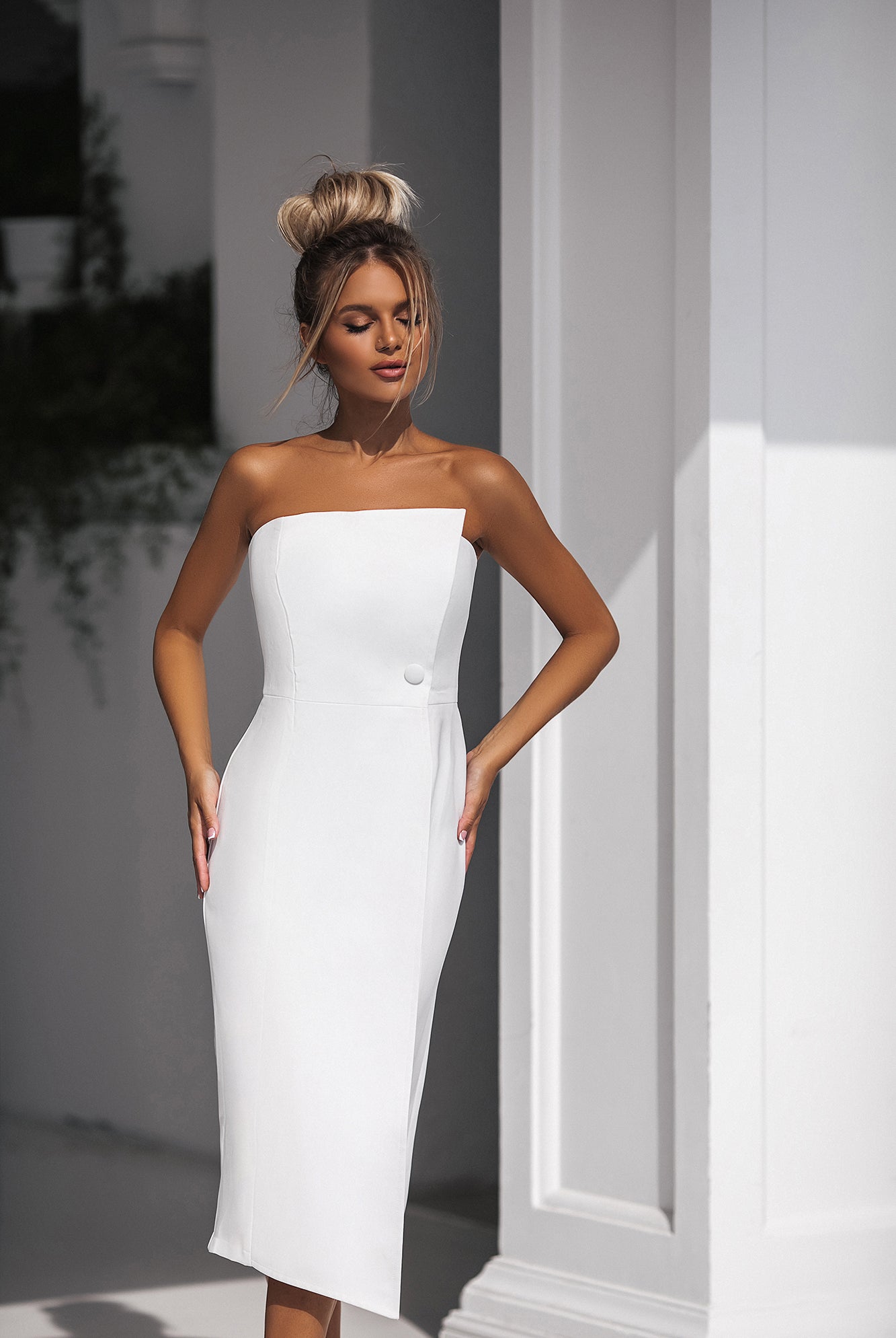 ELAGIA white strapless asymmetric cocktail dress - detail view of strapless bodice construction and draping