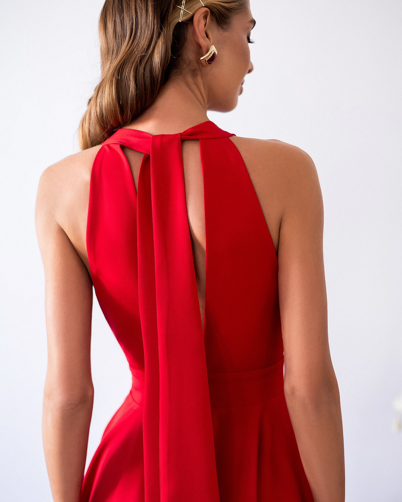 Julie Red Halter Neck Midi – close-up detail of halter neckline and crepe texture